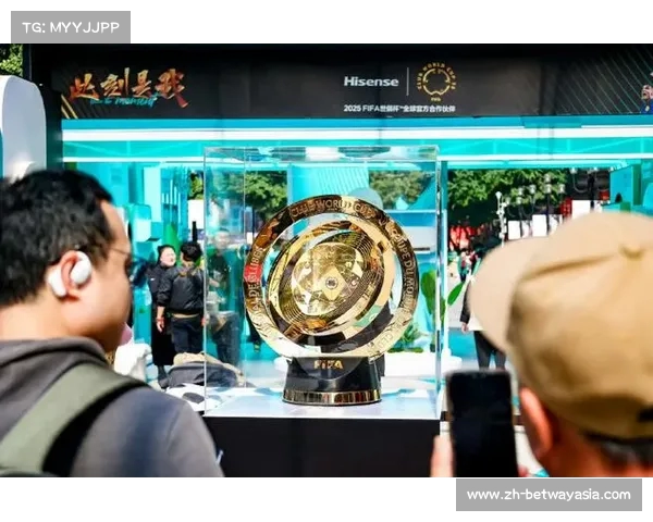 世俱杯奖杯首次亮相重庆 引发球迷热情激情澎湃